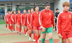 开云体育下载-女子足球比赛中，中国队再度获胜