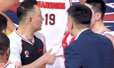 开云体育官方网站-双方球员在场上爆发冲突，裁判及时出手制止