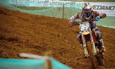 开云体育入口-当飞羽掠过雷霆，一球定音的永恒隐喻