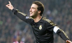 开云下载-绿茵场与购物车，当久保建英在球场上爆发时，土耳其人在新西兰市场血拼