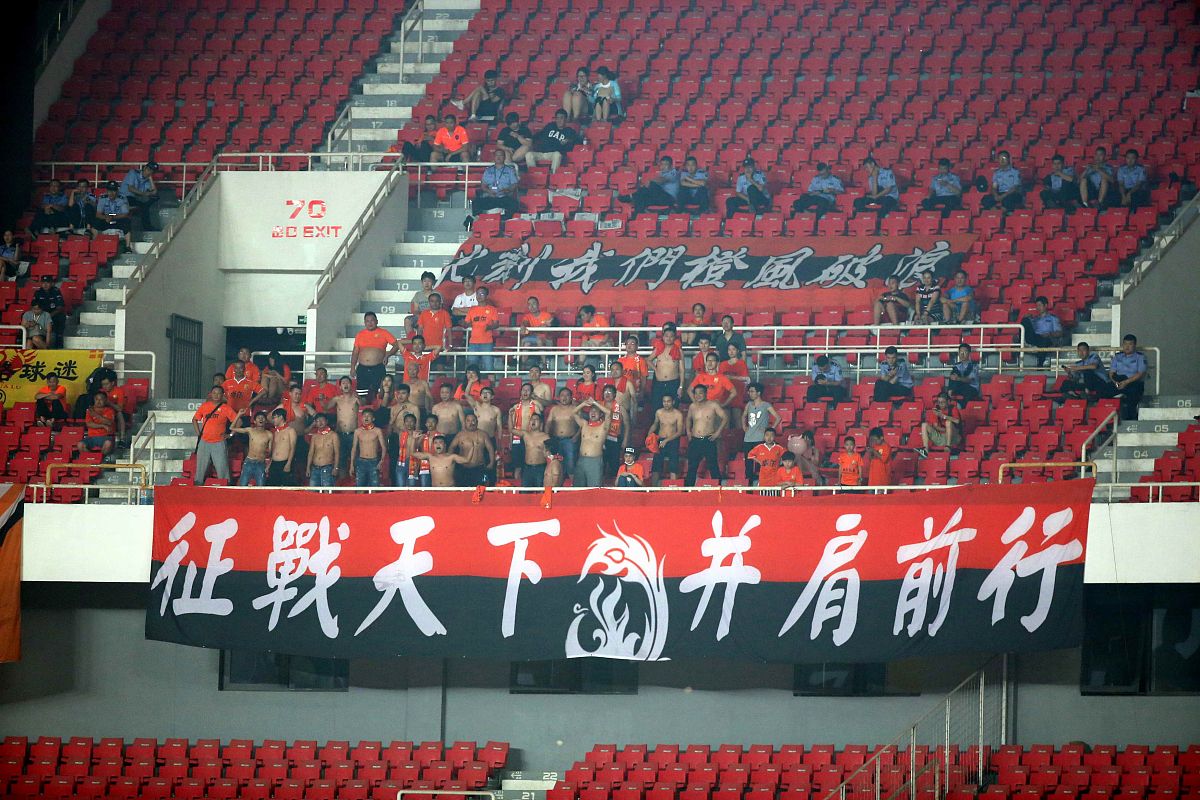 浴血奋战！运动员们尽力争取胜利