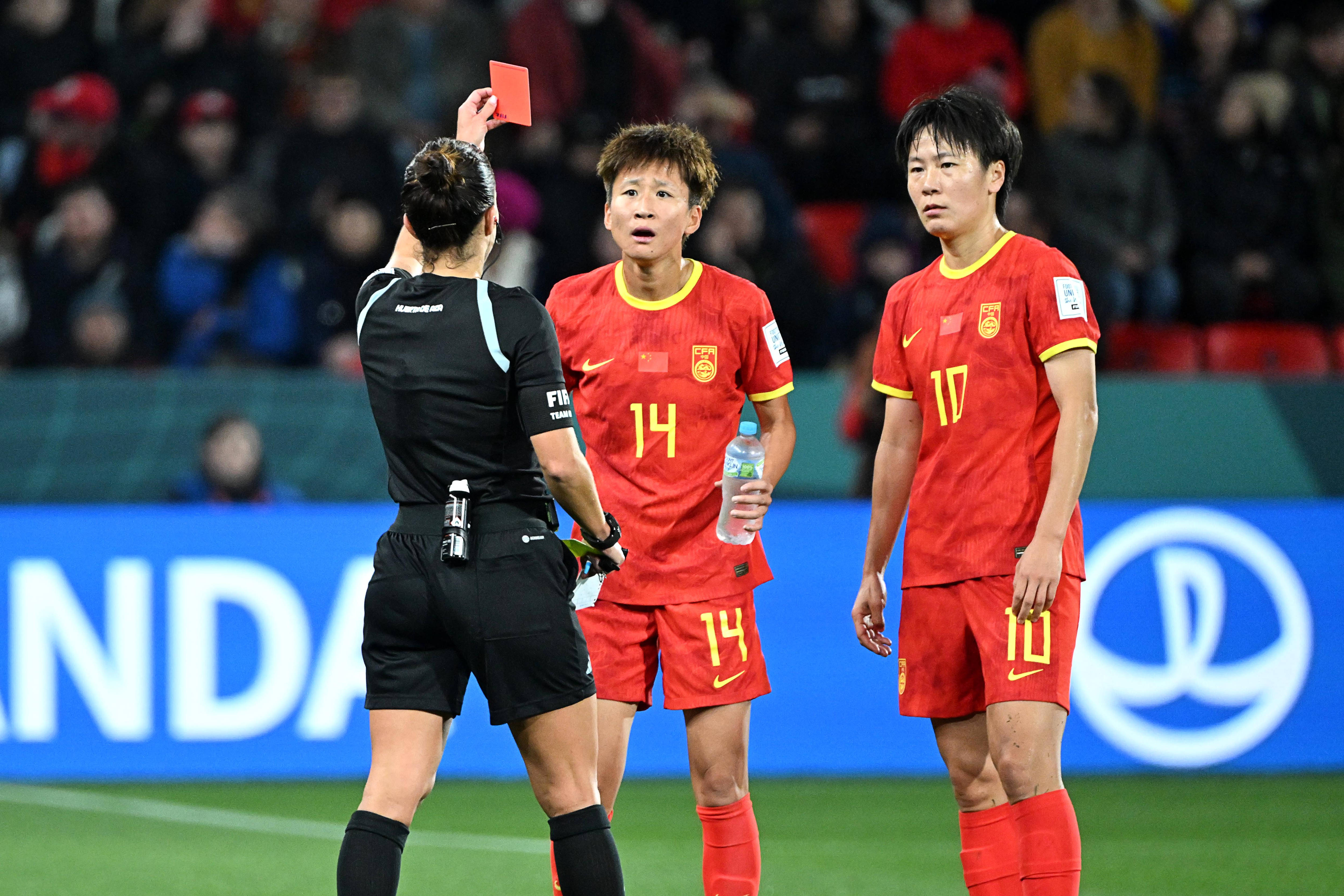 中国女足赛场表现亮眼，展现实力和团结