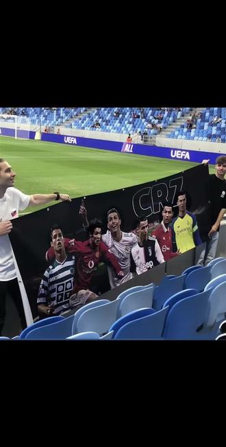 包含欧洲杯预赛中场上火爆一幕引发球迷狂热的词条