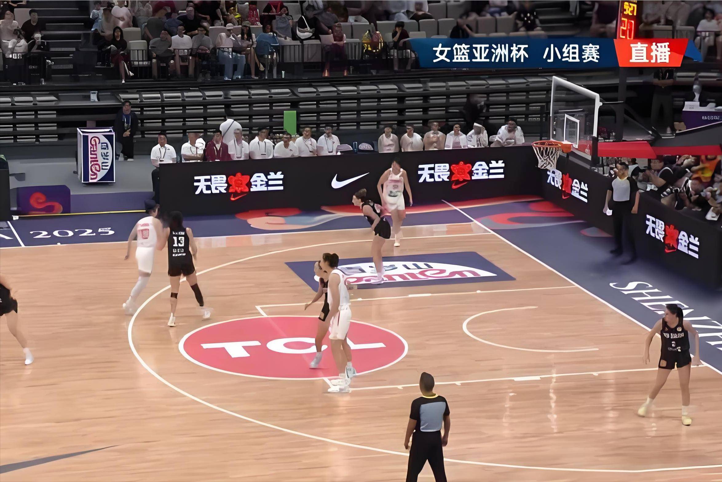 中国篮球队以压倒性优势取得胜利