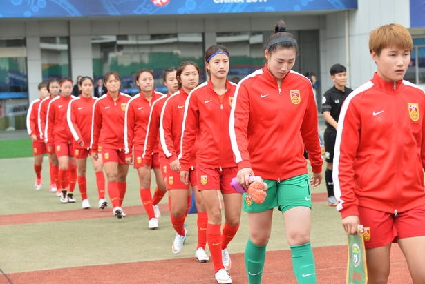 女子足球比赛中，中国队再度获胜