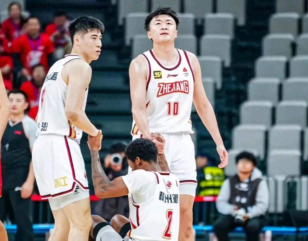 福建男篮凭借实力大胜，霸占胜利