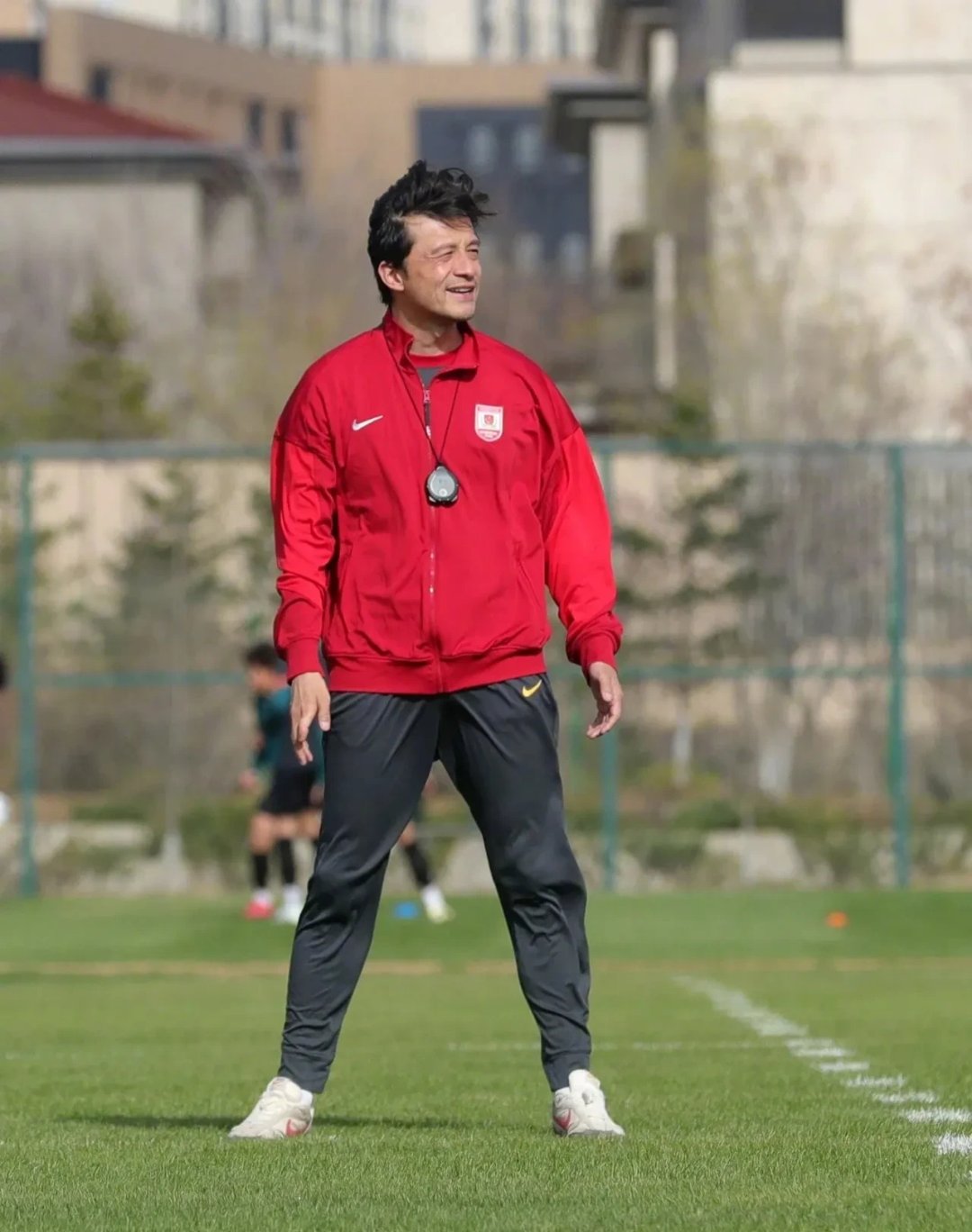 长春亚泰队员表现出色，赢得球迷掌声