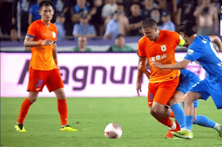 足球比赛的胜负难以预料，局势随时都有可能发生改变