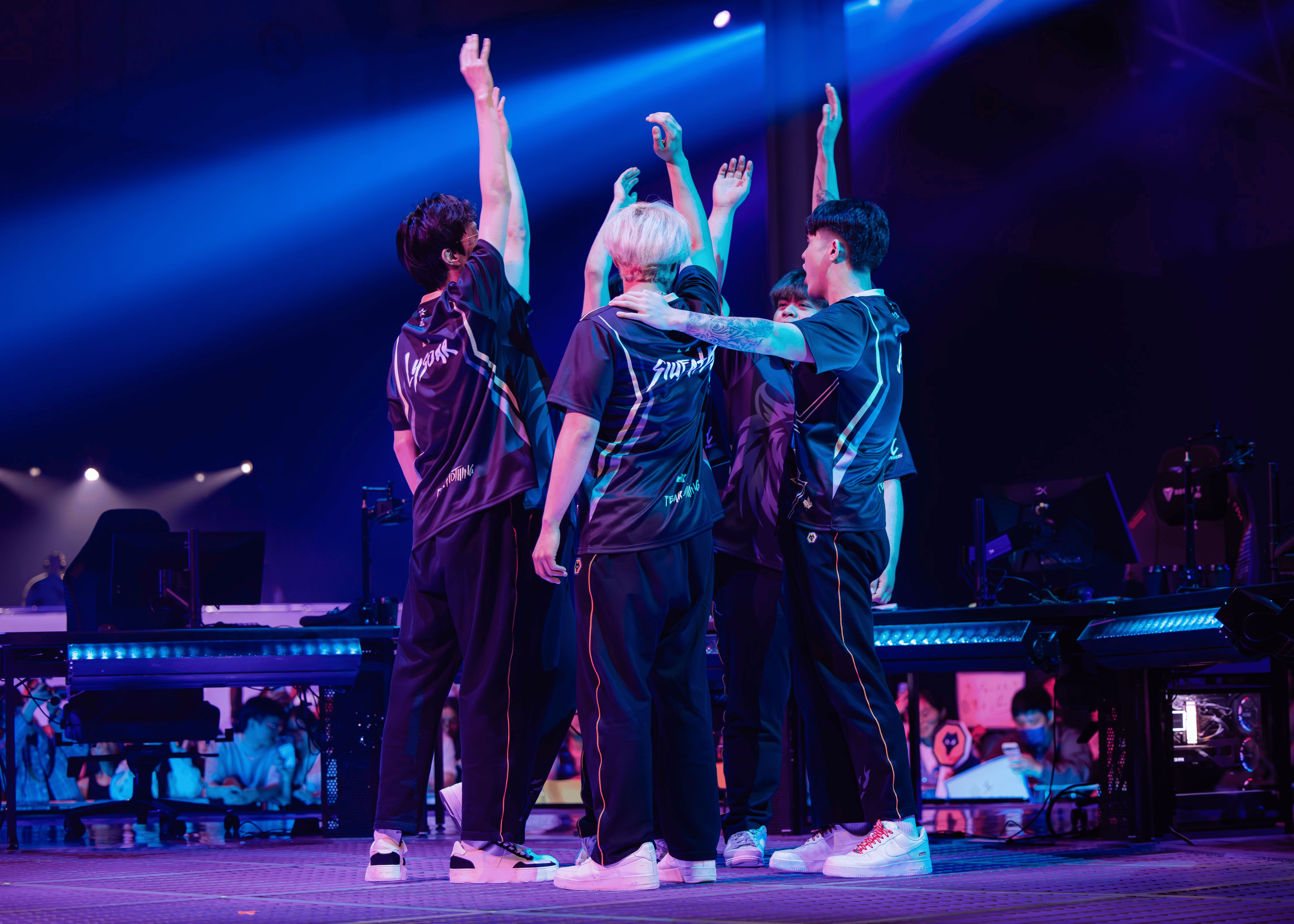 包含V5鏖战FNC，ShowMaker线上压制力十足顶尖较量全球总决赛，引爆全场热议的词条