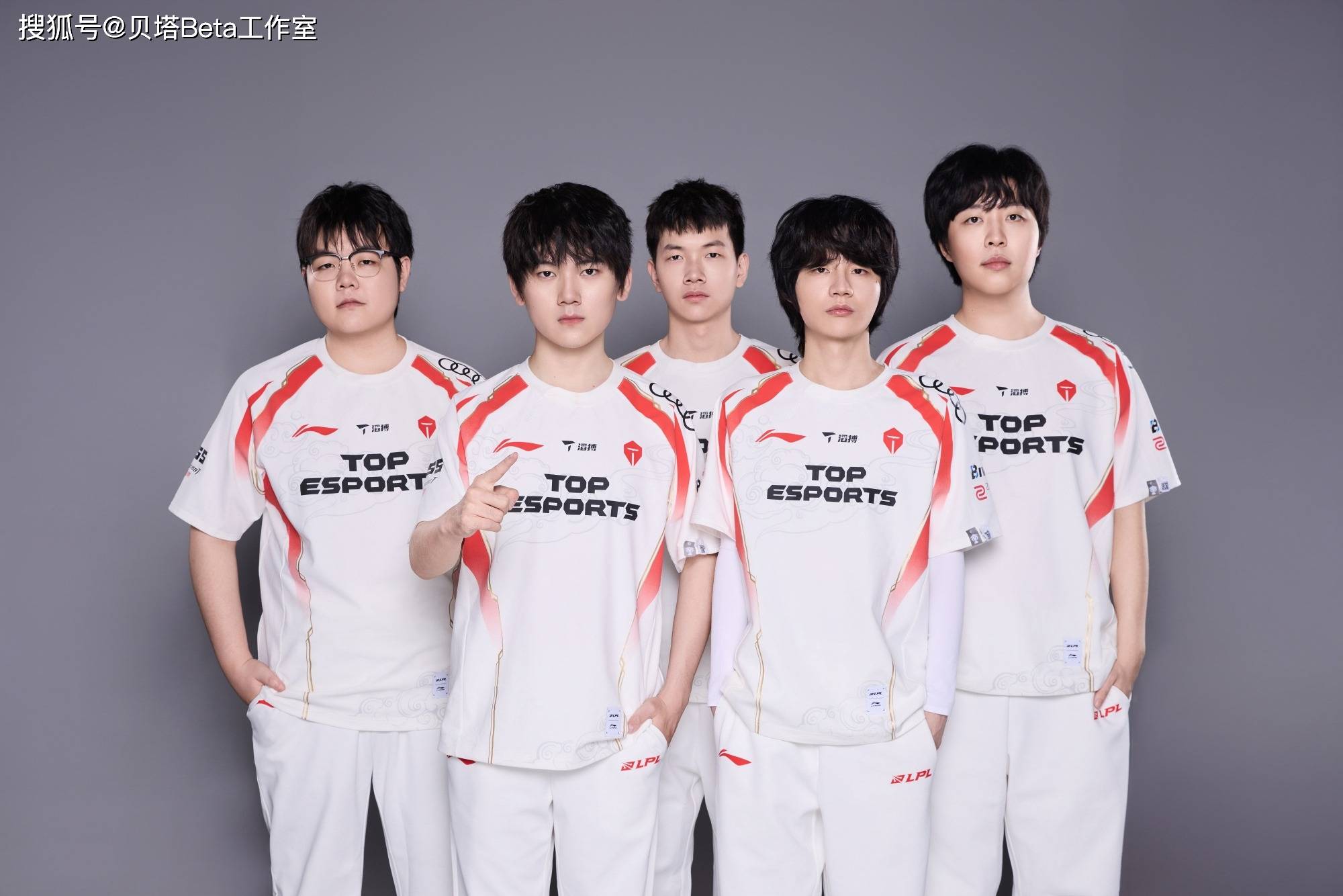 HLE险胜TES，Hanssama团战一打五激烈交锋成都决赛之夜，留下经典瞬间的简单介绍