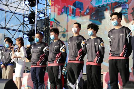 包含北区争霸：最终决赛之战即将上演的词条