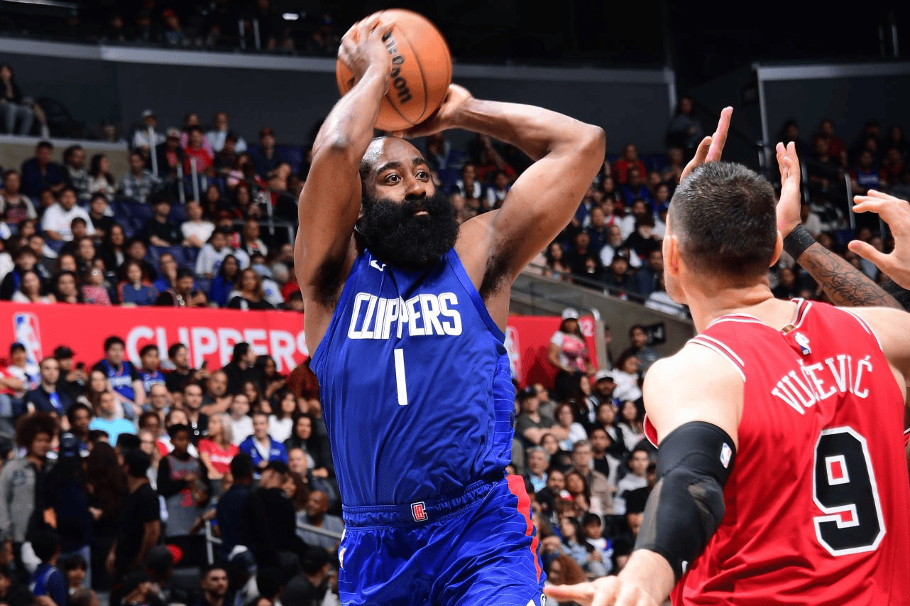 关于火箭客场击败鹈鹕，哈登连得30+点的信息