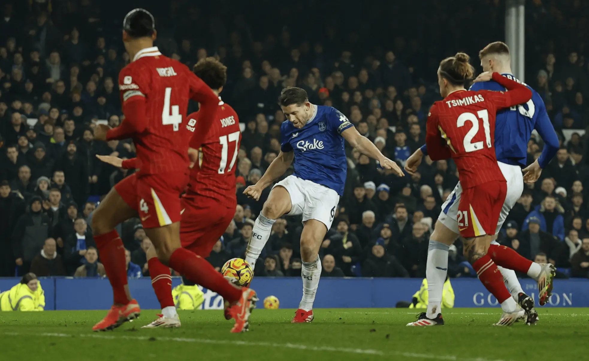 埃弗顿主场失利，球队士气受挫