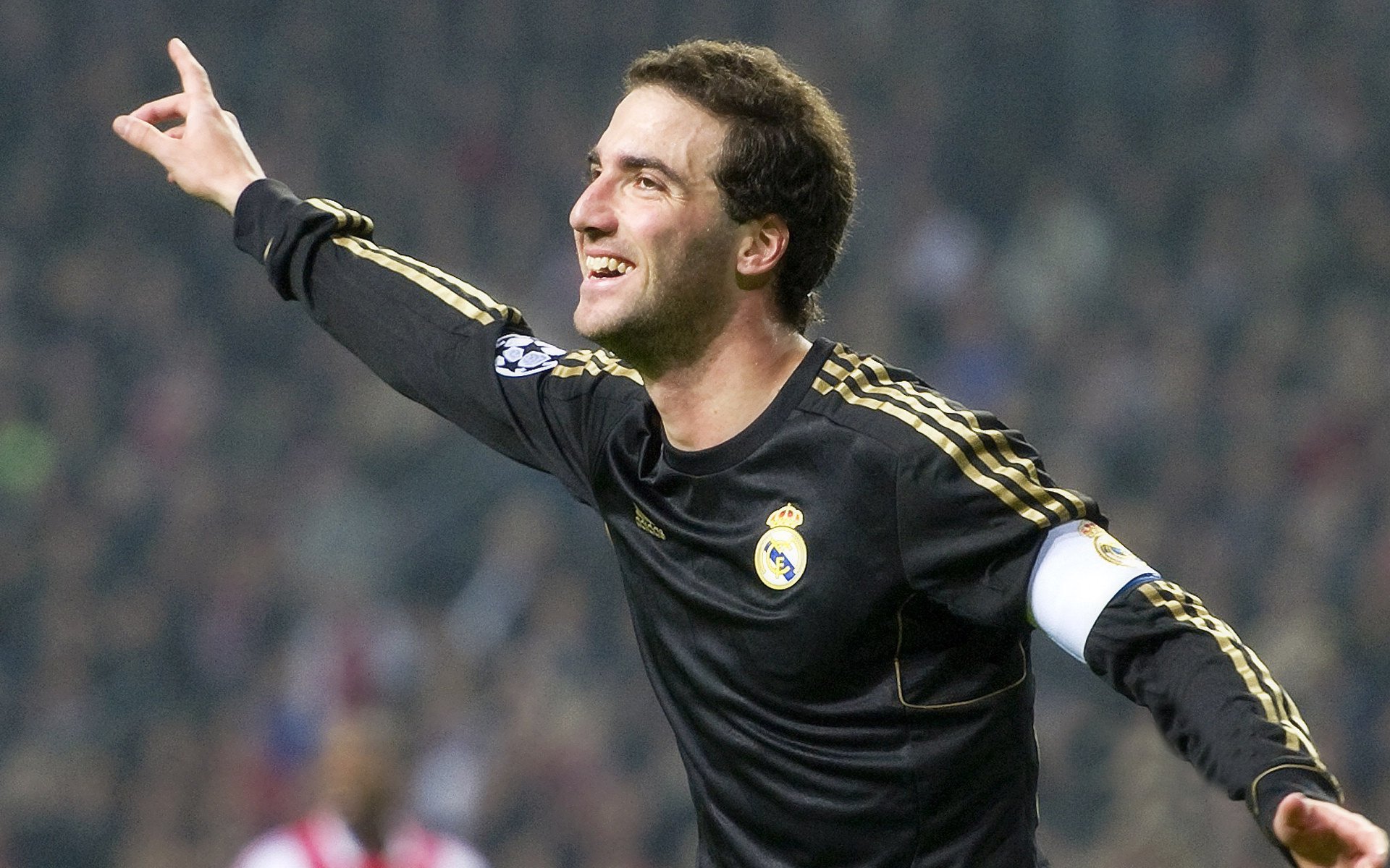 绿茵场与购物车，当久保建英在球场上爆发时，土耳其人在新西兰市场血拼