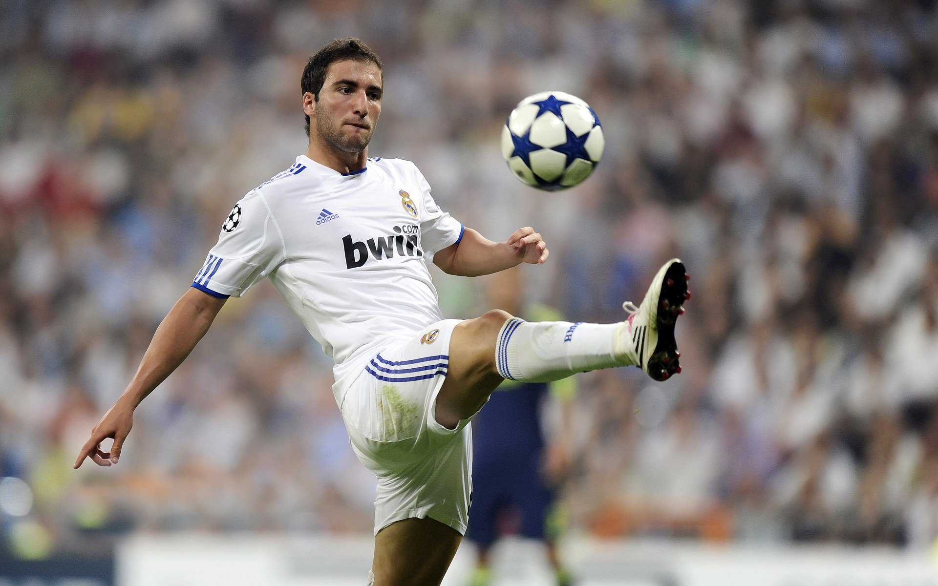 黑色幽灵吞没蓝白闪电，当〈百年孤独〉在绿茵场苏醒